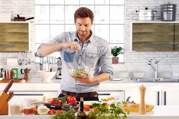 Мужские продукты питания - мужчина колдует на кухне Мужские продукты питания - мужчина колдует на кухне