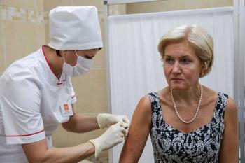 Вице-премьер РФ Ольга Голодец во время плановой вакцинации от гриппа © Артем Геодакян/ТАСС Вице-премьер РФ Ольга Голодец во время плановой вакцинации от гриппа © Артем Геодакян/ТАСС
