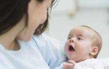 Младенец смотрит на маму Младенец смотрит на маму
