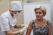  Вице-премьер РФ Ольга Голодец во время плановой вакцинации от гриппа © Артем Геодакян/ТАСС 