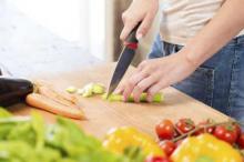 Мужчина готовит продукты для тестостерона Мужчина готовит продукты для тестостерона